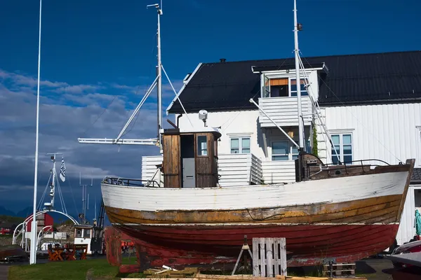 Lofoten, Norveç üzerinde eski ahşap balıkçı teknesi — Stok fotoğraf