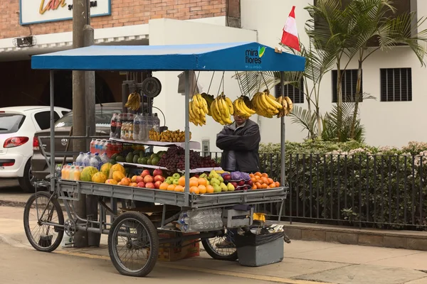 Koszyk owoców w miraflores, lima, peru — Zdjęcie stockowe