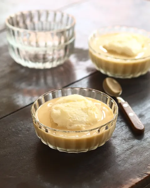 Flydende ø, en europæisk Dessert - Stock-foto