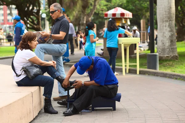 Cleaning Shoes in Miraflores, Lima, Peru — Stock Photo, Image