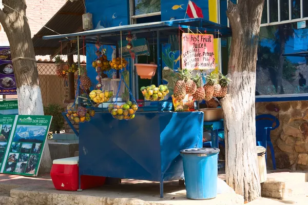 Ovocné šťávy stojí v taganga, Kolumbie — Stock fotografie