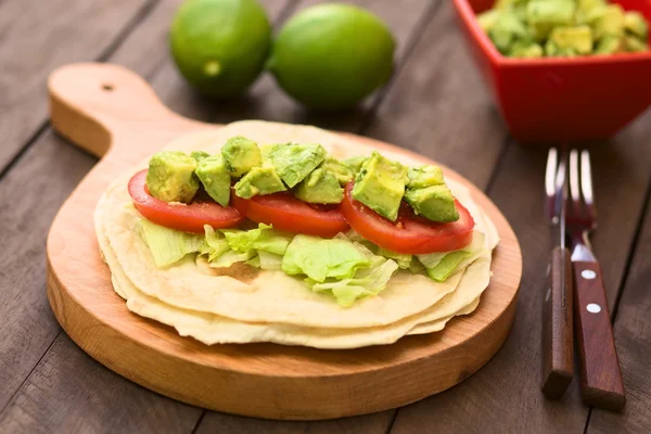 Tortilla com alface, tomate e abacate — Fotografia de Stock