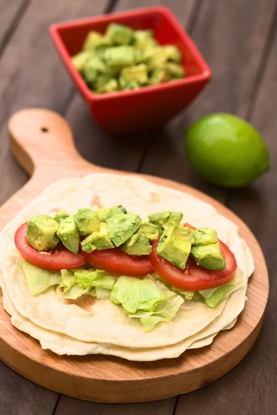 Tortilla con lattuga, pomodoro e avocado — Foto Stock