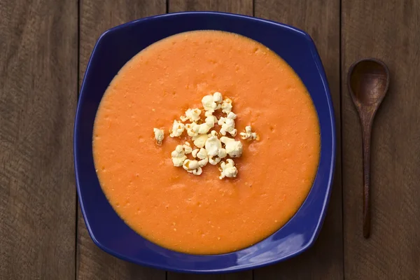 Sopa de tomate ecuatoriano con palomitas de maíz — Foto de Stock