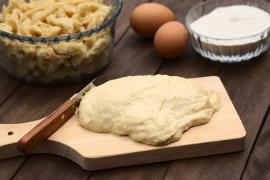 Macar nokedli veya galuska hazırlanıyor