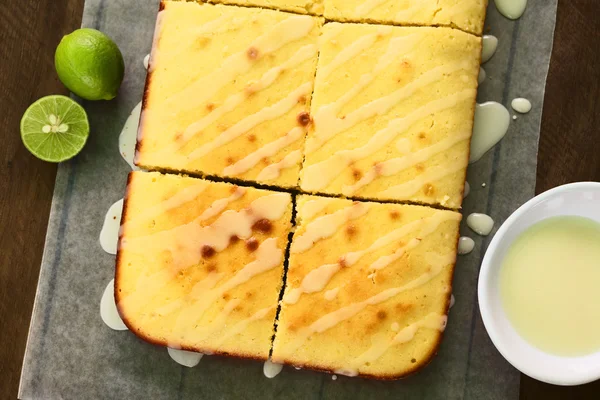 Limettenkuchen mit Zuckerguss — Stockfoto