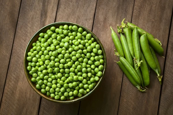 Nyers borsó- és peapods — Stock Fotó