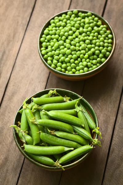 Peapods and Raw Peas — Stock Photo, Image