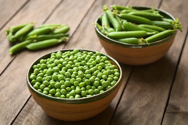 Ruwe erwten en peapods — Stockfoto