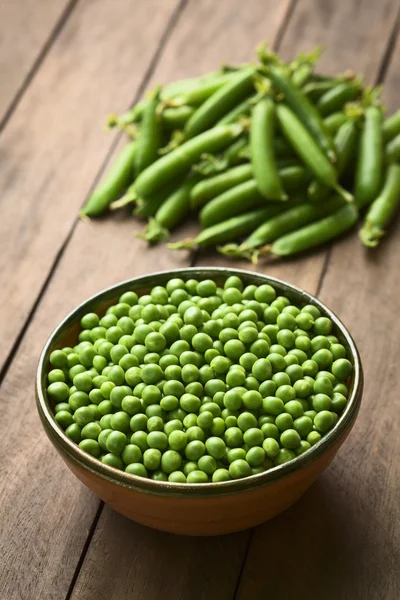 Ruwe erwten en peapods — Stockfoto