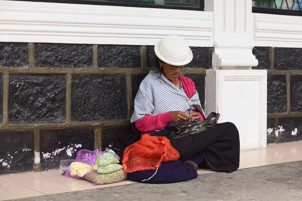 Frau Verkauf von Gemüse in Baños, ecuador — Zdjęcie stockowe
