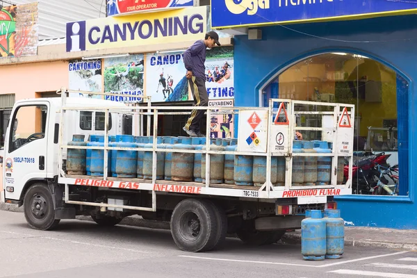 Gasflaskor på lastbil i banos, ecuador — Stockfoto
