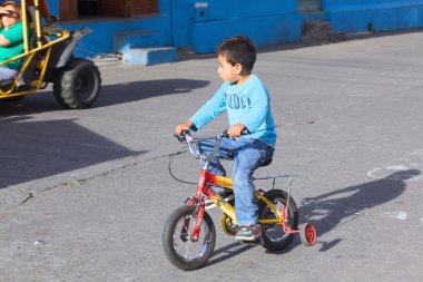 Çocuk bisiklet içinde banos, ecuador