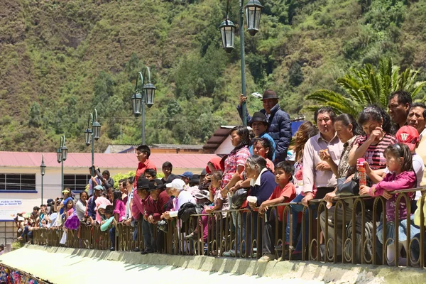 Spettatori alla sfilata di carnevale a Banos, Ecuador — Foto Stock