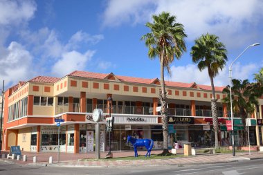 ORANJESTAD, ARUBA - 14 Aralık 2020: Queen 's Jewelers, Pandora, Milano ve Gold Palace Jewelers kuyumcuları, Karayip adası Aruba' daki Oranjestad yolcu gemisi terminali yakınlarında Lloyd G. Smith Bulvarı boyunca yer alan kuyumcular.)