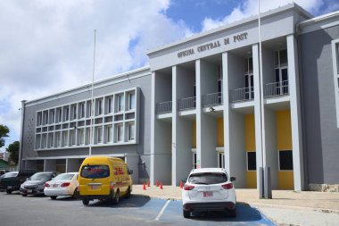 ORANJESTAD, ARUBA - 14 Aralık 2020: Karayip adası Aruba 'daki Juan E. Irausquin Plaza' daki merkez postane binası (Seçici Odak, resmin sağ tarafına odaklan)