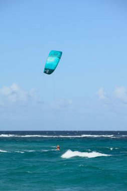 BOCA GRANDI, ARUBA - 17 Aralık 2020: San Nicolas kasabası yakınlarındaki Karayip adası Aruba 'nın güneydoğu sahilindeki Boca Grandi plajında uçurtmacı (Seçici Odak, sörfçüye odaklan))