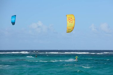 BOCA GRANDI, ARUBA - 17 Aralık 2020: San Nicolas kasabası yakınlarındaki Karayip adası Aruba 'nın güneydoğu sahilindeki Boca Grandi plajındaki uçurtmacılar (Seçici Odak, Sörfçülere Odaklan))