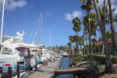 ORANJESTAD, ARUBA - 20 Aralık 2020: Karayip adası Aruba 'daki Oranjestad' daki Wind Creek Marina 'da yelkenli ve motorlu tekneler (Seçici Odak, görüntünün önüne odaklan)