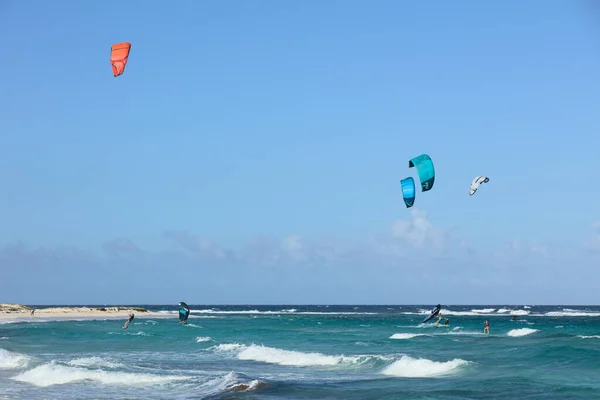 2007年12月17日 加勒比海亚鲁巴岛东南海岸靠近圣尼古拉镇的博卡格兰迪海滩 Boca Grandi Beach 上的风筝和翅膀冲浪者 Selective Focus Focus Surfers — 图库照片