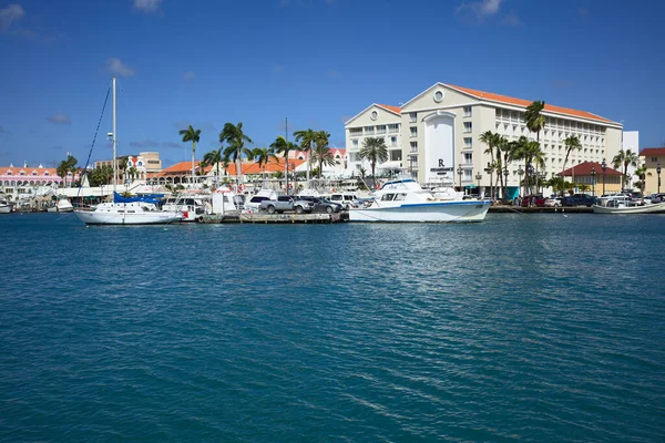 Oranjestad Aruba Aralık 2020 Limanda Balıkçı Tekneleri Yelkenliler Arkasında Rönesans — Stok fotoğraf
