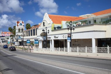 ORANJESTAD, ARUBA - 20 ARALIK 2020 ARALIK Rönesans Alışveriş Merkezi ve L.G. Smith Bulvarı, Karayip adası Aruba 'daki Oranjestad' ın şehir merkezinde.