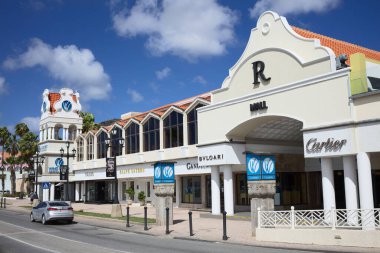 ORANJESTAD, ARUBA - 20 ARALIK 2020 ARALIK Rönesans Alışveriş Merkezi ve L.G. Smith Bulvarı, Karayip adası Aruba 'daki Oranjestad' ın şehir merkezinde.