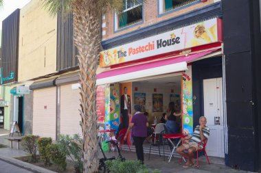 ORANJESTAD, ARUBA - 4 Aralık 2021: Karayip adası Aruba 'daki Oranjestad' da bulunan Pastechi Evi. Pastechi geleneksel, lezzetli, bol yağda kızartılmış bir hamur işidir..