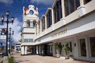 ORANJESTAD, ARUBA - 4 Aralık 2021: Wind Creek Kristal Kumarhanesi ve L.G. Smith Bulvarı, Karayip adası Aruba 'daki Oranjestad' ın şehir merkezinde.