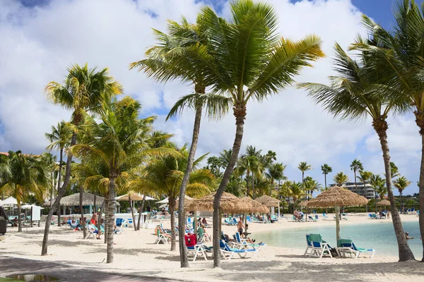 Oranjestad Aruba December 2021 Renaissance Ocean Suites Hotel Zwembad Zandstrand — Stockfoto