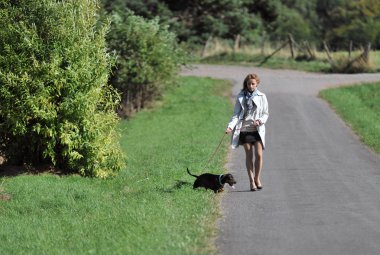 Genç kadın ve köpek.