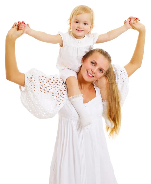 Giovane madre con figlia sulle spalle — Foto Stock