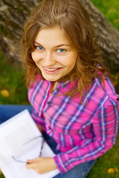 Pretty teen girl in park — Stock Photo, Image