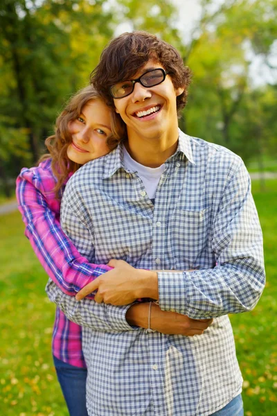 Happy teen couple in park — Stock Photo, Image