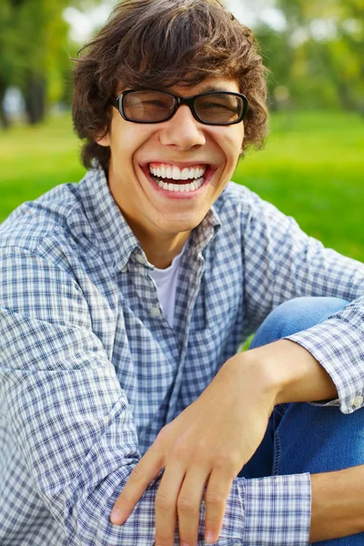 Adolescente feliz cara no parque — Fotografia de Stock