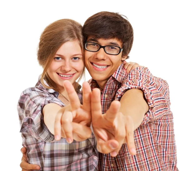 Felice giovane coppia mostrando segno v — Foto Stock