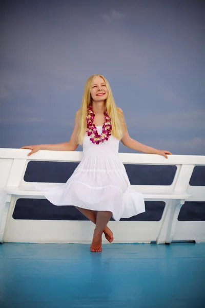 Vacker blond flicka på fartyget — Stockfoto