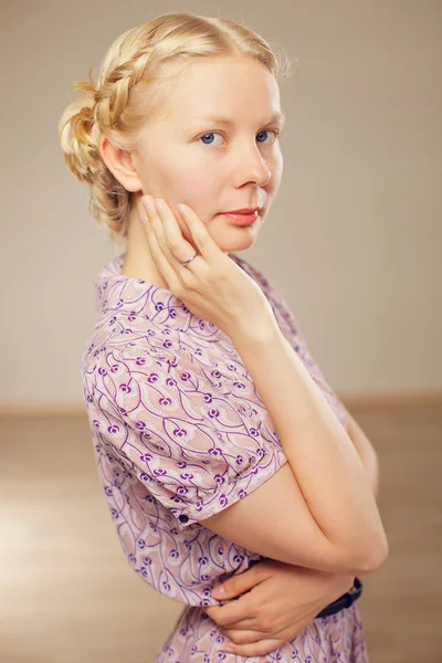 Bella ragazza bionda in stile retrò — Foto Stock