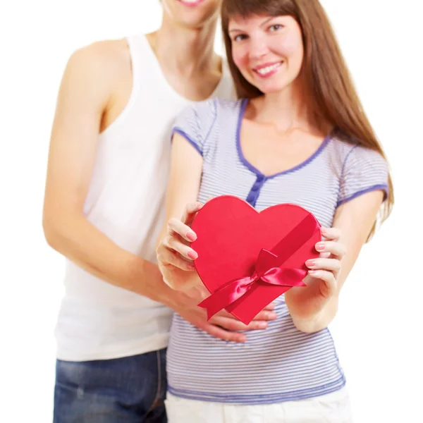 Casal com caixa em forma de coração — Fotografia de Stock