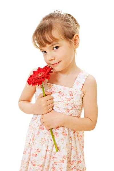 Menina bonita em vestido de verão com flor vermelha — Fotografia de Stock