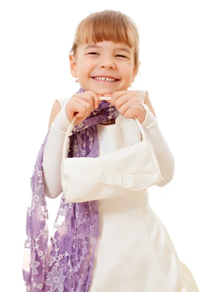 Rafinovaný usměvavá holčička nosit bílé plesové šaty a fialový šátek — Stock fotografie