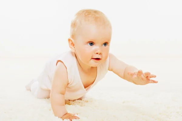 Bonito bebê rastejando no tapete — Fotografia de Stock