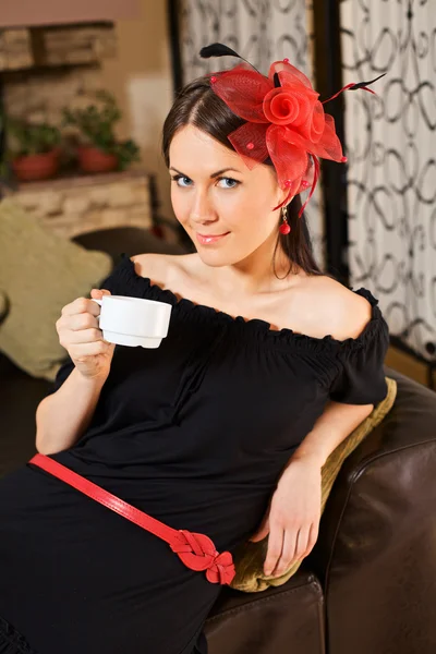 Mulher bonita com copo no café — Fotografia de Stock