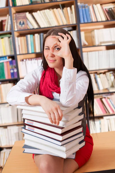 Söt student med böcker visar ok tecken — Stockfoto