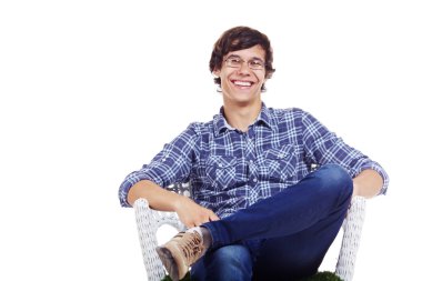 sandalyede oturan adam gülümsüyor