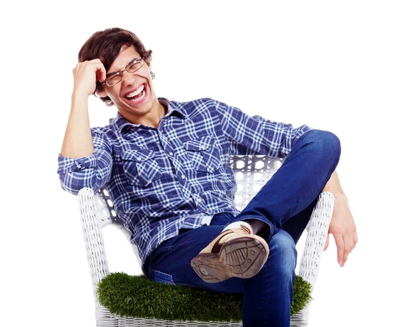 Расслабленный парень смеется в кресле — стоковое фото