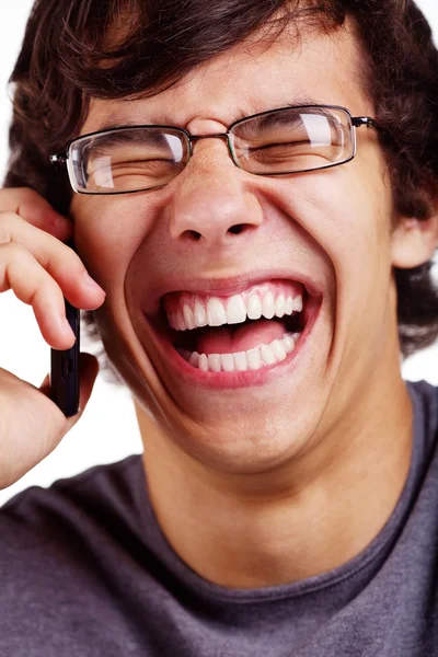 Smějící se muž s mobil closeup — Stock fotografie
