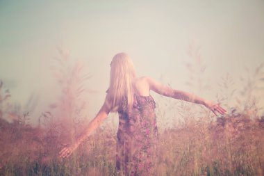 kız yaz alanında eğleniyor