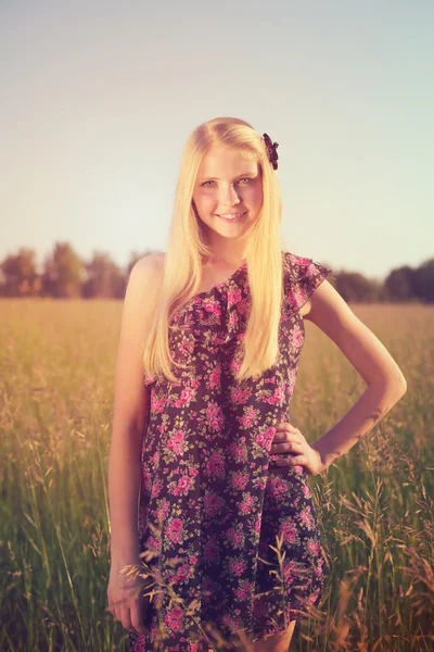 Cute young girl posing in summer field — Stock Photo, Image