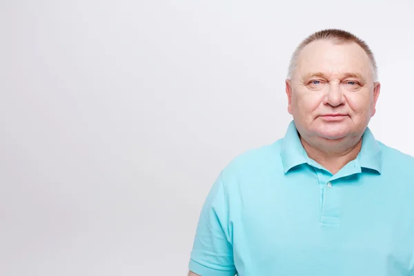 Senior man in blauw shirt over Wit — Stockfoto